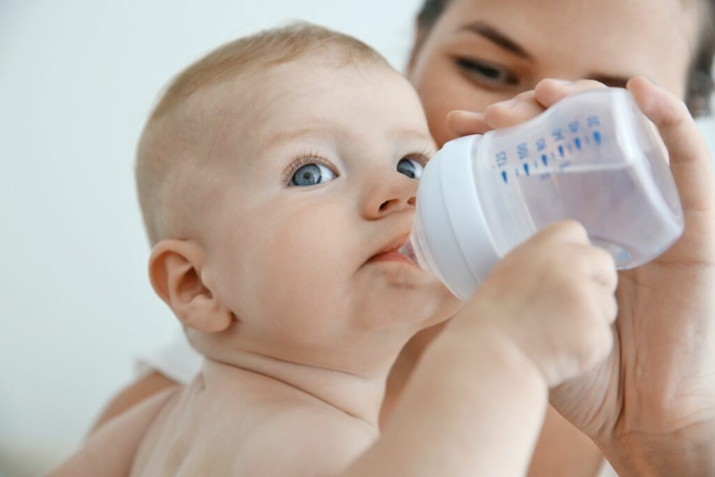 Quanto de água um bebê precisa tomar?